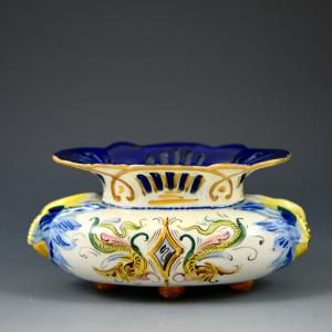 Jardinière vazada com decoração de grotescos